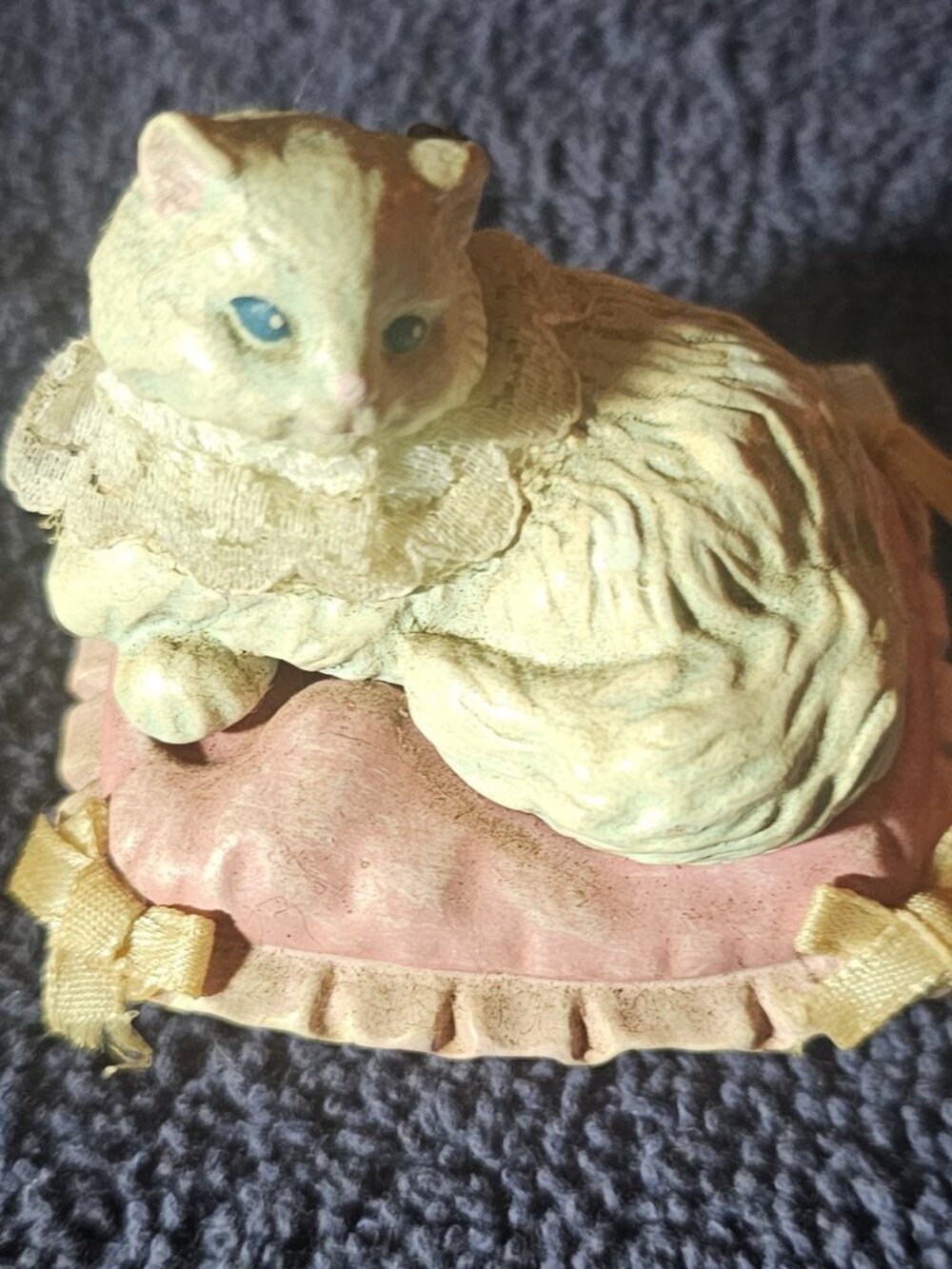 Avon Family Friends Ornament White Kitty on Pink Pillow